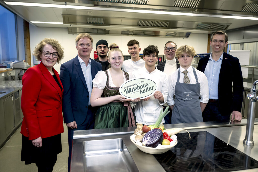 v.l.n.r. Landesrätin Christiane Teschl-Hofmeister, Michael Duscher - Geschäftsführer der Niederösterreich-Werbung, Guillermo Rabadan - Wirtshaus Grüner Baum, Nina Wendt - Mörwald “Zur Traube”, Philipp Taborsky - Landgasthof Bachlerhof, David Wieland - HUEBER der Wirt in Bründl, Obmann Harald Pollak vom Pollak's Wirtshaus - Der Retzbacherhof, Michael Kühmayer - Landgasthaus Stockerwirt, Walter Schmalwieser – WKNÖ