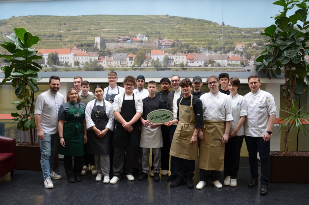 Wirtshaus Battle - Young Talents 2025, Teilnehmer vom Küchenbewerb mit den Küchenverantwortlichen Philipp Essl (Landgasthaus Essl) und Markus Haag (Gasthof Haag).