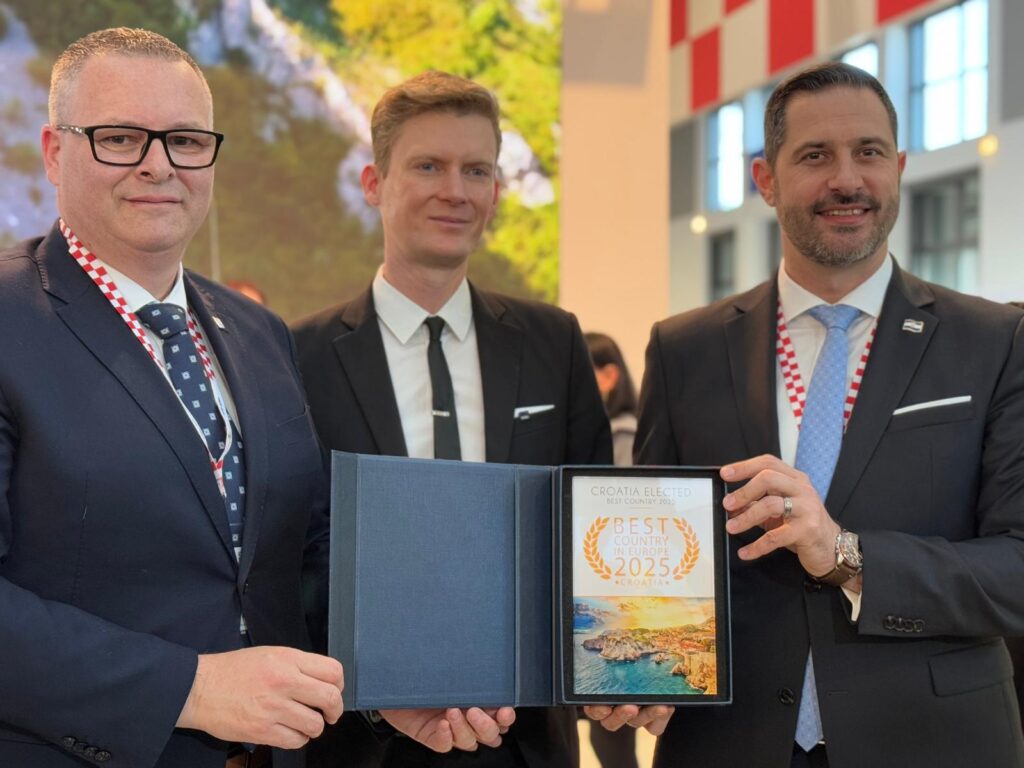​Die prestigeträchtige Trophäe wurde persönlich von Tonči Glavina, dem kroatischen Tourismusminister, und Romeo Draghicchio, dem Direktor der Kroatischen Zentrale für Tourismus in Deutschland, entgegengenommen