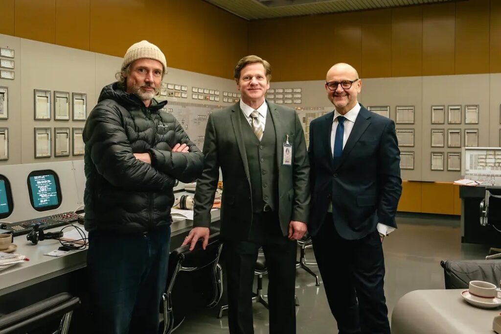 Regisseur Bart Timmer, Schauspieler Adam Astill und Tourismusdirektor Norbert Kettner beim Dreh des Mission Films im AKW Zwentendorf.