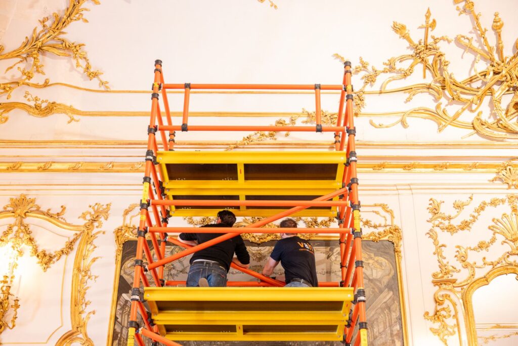Restaurierung eines Gemäldes im Zeremoniensaal des Schloß Schönbrunn